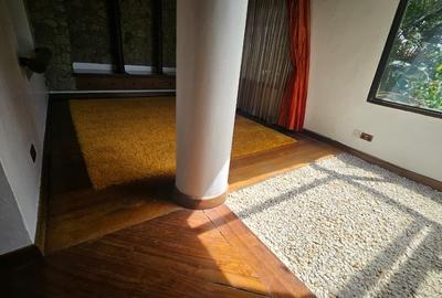 6 Bed House with En Suite in Runda - 4