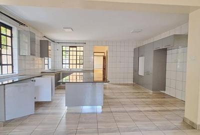 5 Bed Townhouse with En Suite in Kyuna