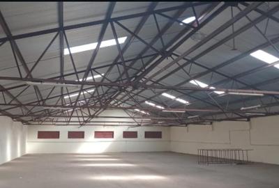 28,000 ft² Warehouse with Parking in Industrial Area