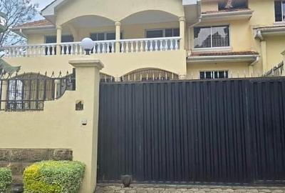 5 Bed House with En Suite at Lavington