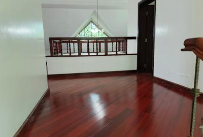 5 Bed Townhouse with En Suite at Lavington - 3