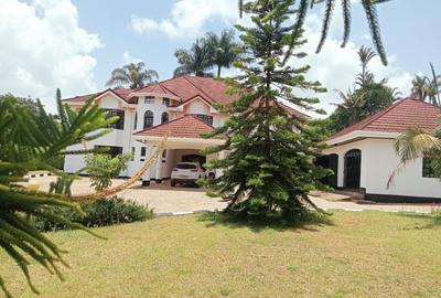 5 Bed House with Swimming Pool in Nyari