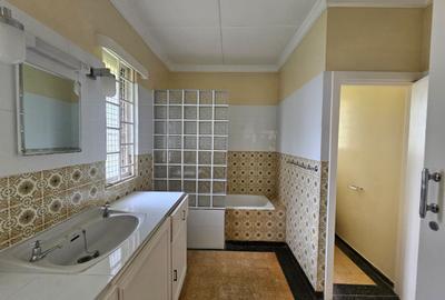 4 Bed House with En Suite in Rosslyn - 4