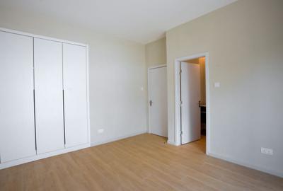 6 Bed House with En Suite in Kyuna - 3