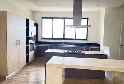 4 Bed Apartment with En Suite in Riverside - 2