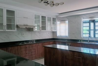 6 Bed Townhouse with En Suite in Kitisuru