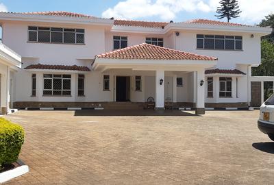 5 Bed House with En Suite in Runda