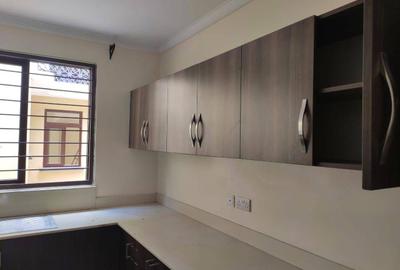 5 Bed Townhouse with En Suite at Lavington - 3