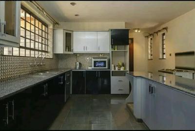 5 Bed House with En Suite in Runda - 2