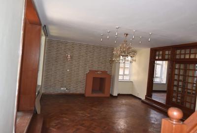 5 Bed Villa with En Suite in Lavington