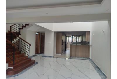 4 Bed Townhouse with En Suite in Parklands
