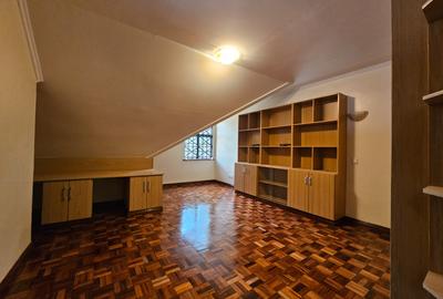 5 Bed Townhouse with En Suite in Lavington - 4