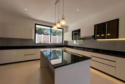 5 Bed Townhouse with En Suite in Spring Valley - 4