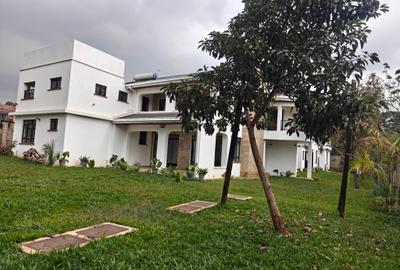 5 Bed House with En Suite in Runda