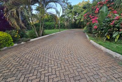 5 Bed House with En Suite in Runda