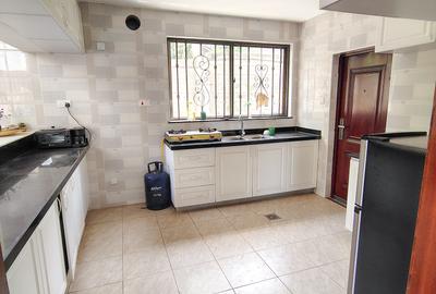 5 Bed Townhouse with En Suite at Lavington - 4