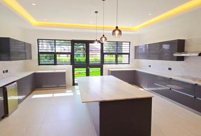 5 Bed House with En Suite in Runda