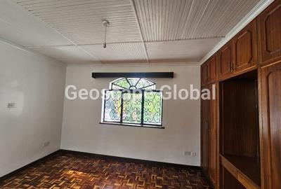 5 Bed House with En Suite in Nyari