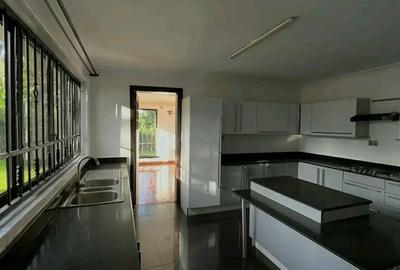 5 Bed House with En Suite at Old Runda - 2
