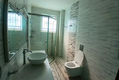 6 Bed House with En Suite at Windy Ridge - 4