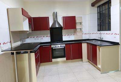 4 Bed Apartment with En Suite in Rhapta Road