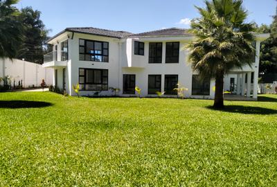 5 Bed House with En Suite in Runda - 2