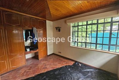 5 Bed House with En Suite in Nyari