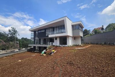 5 Bed Villa with En Suite in Nyari