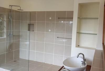 5 Bed House with Swimming Pool in Ridgeways - 3