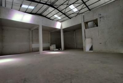 8,500 ft² Warehouse with Parking in Ruaraka