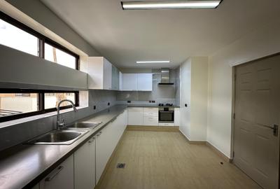 3 Bed Apartment with En Suite at Lavington - 4