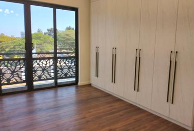 5 Bed Townhouse with En Suite in Lavington - 2