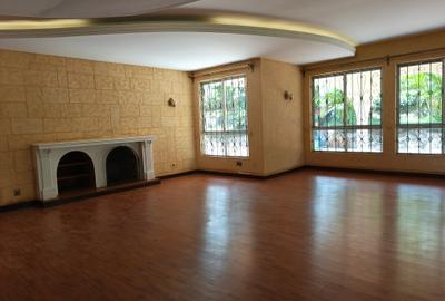 4 Bed House with En Suite in Nyari