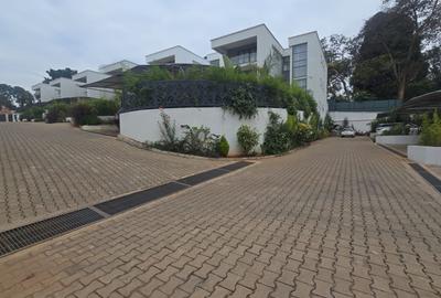 5 Bed Villa with En Suite in Lavington