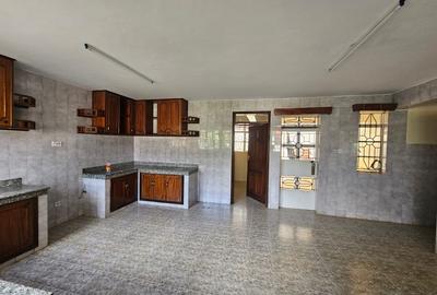 5 Bed House with En Suite in Runda