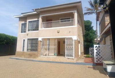 4 Bed House with En Suite in Ridgeways - 2