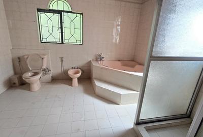 5 Bed House with En Suite in Riverside