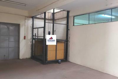 12,000 ft² Warehouse with Fibre Internet in Industrial Area - 4