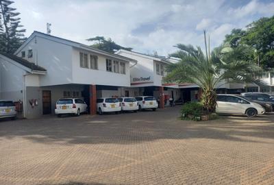 1,000 ft² Commercial Property with Service Charge Included at Pio Gama Pinto Road