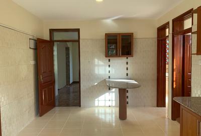 4 Bed House with En Suite in Rosslyn - 4