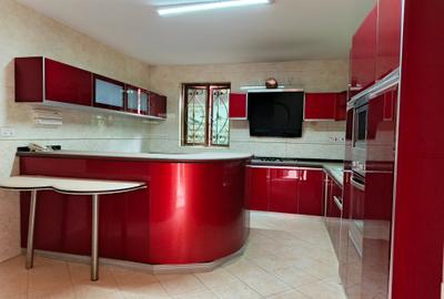 5 Bed House with En Suite at Lavington