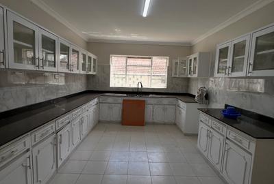 4 Bed Townhouse with En Suite in Kilimani - 3