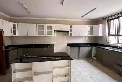 5 Bed Townhouse with En Suite in Lavington - 3