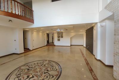 5 Bed Villa with En Suite at Lavington Green
