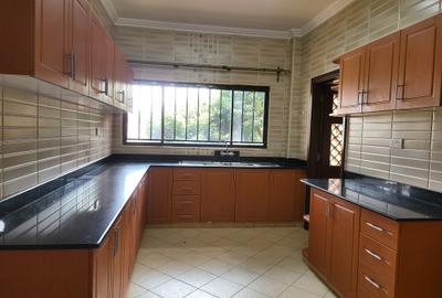 4 Bed Apartment with En Suite in Brookside - 3