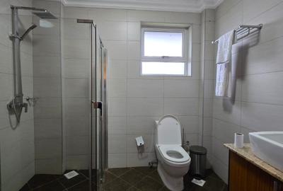 Serviced 2 Bed Apartment with En Suite at Four Ways Drive - 2
