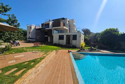 5 Bed House with En Suite in Runda