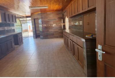 6 Bed House with En Suite in Runda