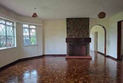 5 Bed House with En Suite at Off Un Avenue - 3