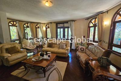 5 Bed House with En Suite in Runda